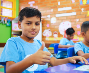 Criança em projeto de leitura do CADI Brasil aprendendo a ler e escrever